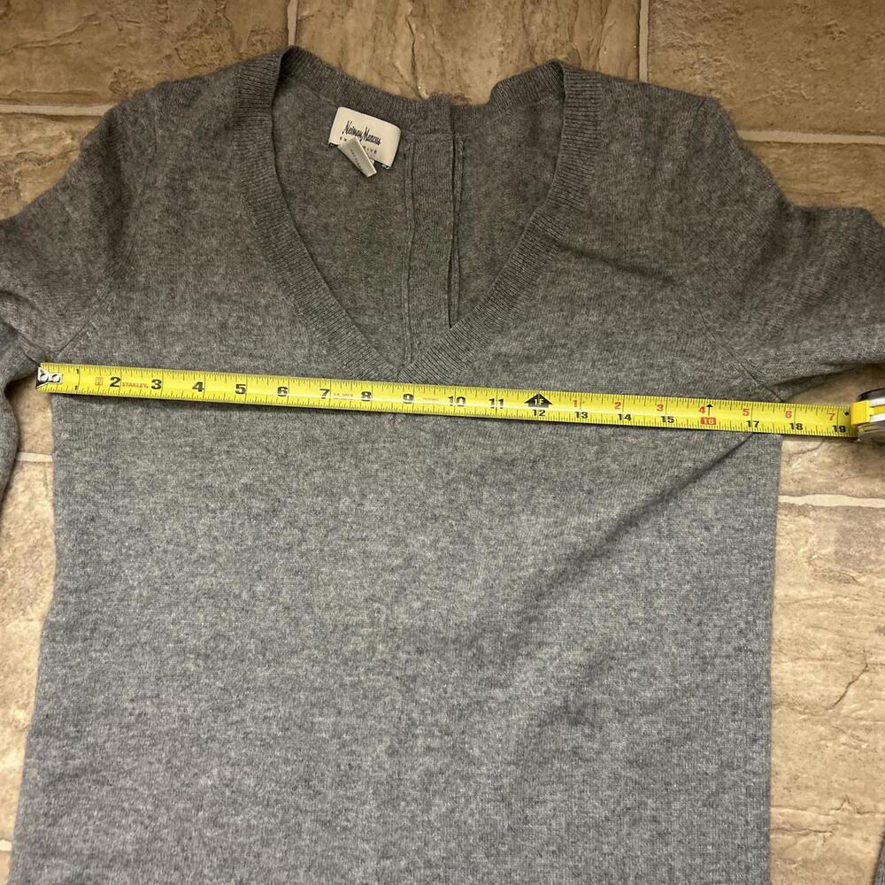 Neiman Marcus Cashmere Sweater M Grey Button Back Pockets Luxury - Picture 6 of 7